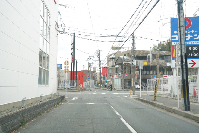 11ホームセンターコーナン（千里山田店）のある信号に来ましたら、