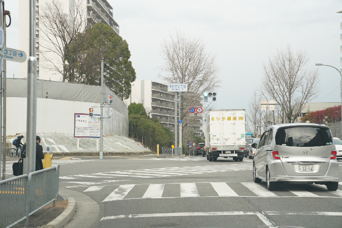 1佐竹台2丁目の交差点を山田駅の方へ進みます。