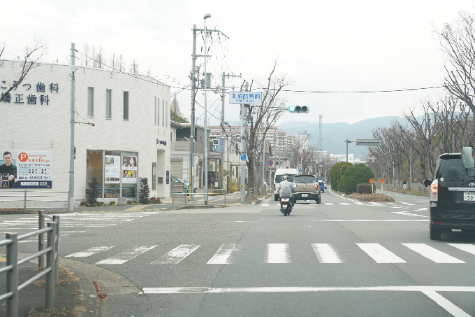 12北消防署前の交差点、その角にこうつ歯科・矯正歯科があります。