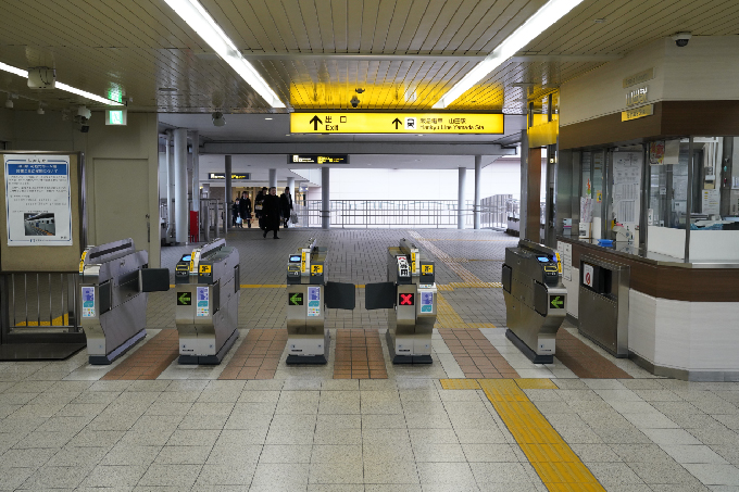 3大阪モノレール山田駅の改札を出ましたら、