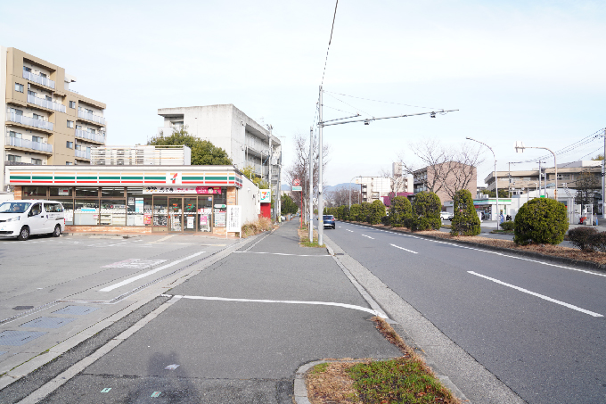 11まっすぐ道なりに、セブンイレブン（千里万博公園西口店）も越えます。