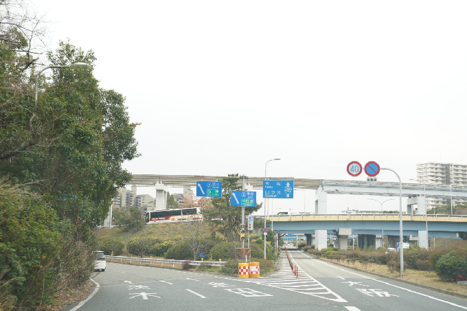 3ここを左へ、茨木方面行きへ入ります。