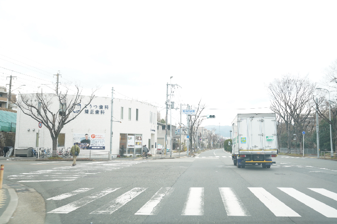 14北消防署前の交差点、その角にこうつ歯科・矯正歯科があります。