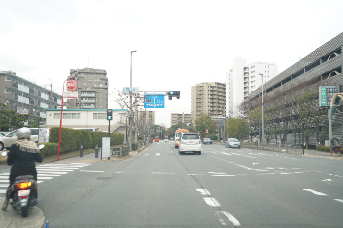 2新千里東町2の交差点を直進します。