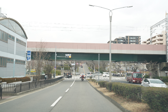 5この先の北千里駅前交差点を右折してください。