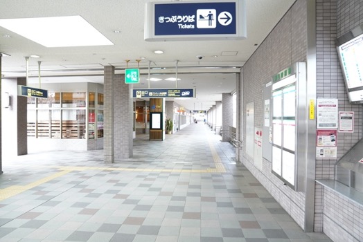 4右手に切符売り場、左手にマクドナルド（Dew阪急山田店）があります。