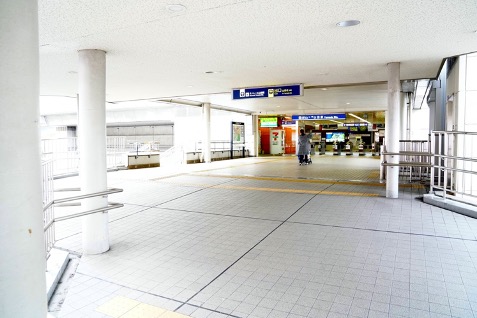 6大阪モノレール山田駅の左手前に階段がありますので、