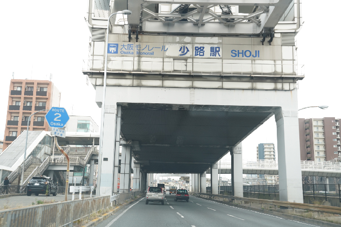 3大阪モノレール少路駅を超えます。