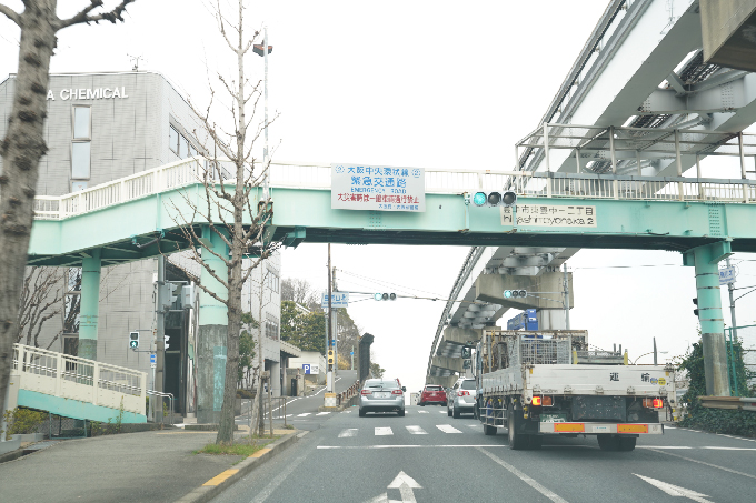 4島熊山北交差点を越えて真っ直ぐ進んでください。