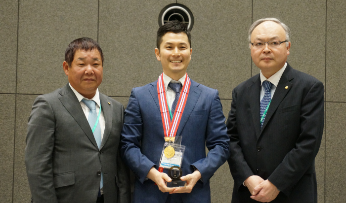 2018年日本顎咬合学会学術大会若手登竜門にて日本一である「矢澤賞」を受賞歯科界に貢献するために様々な学会・ 勉強会で講演