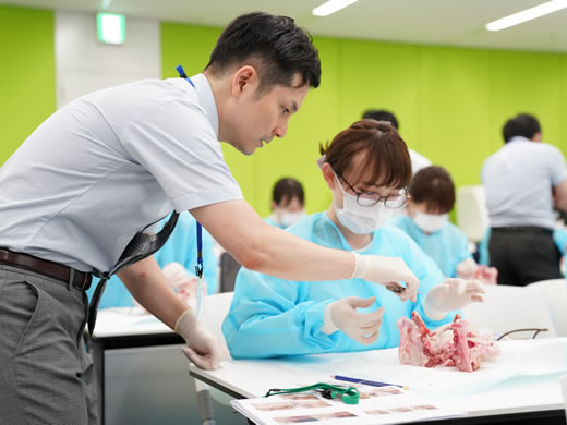 自分達が主催するインプラントセミナーでの指導（大阪開催）